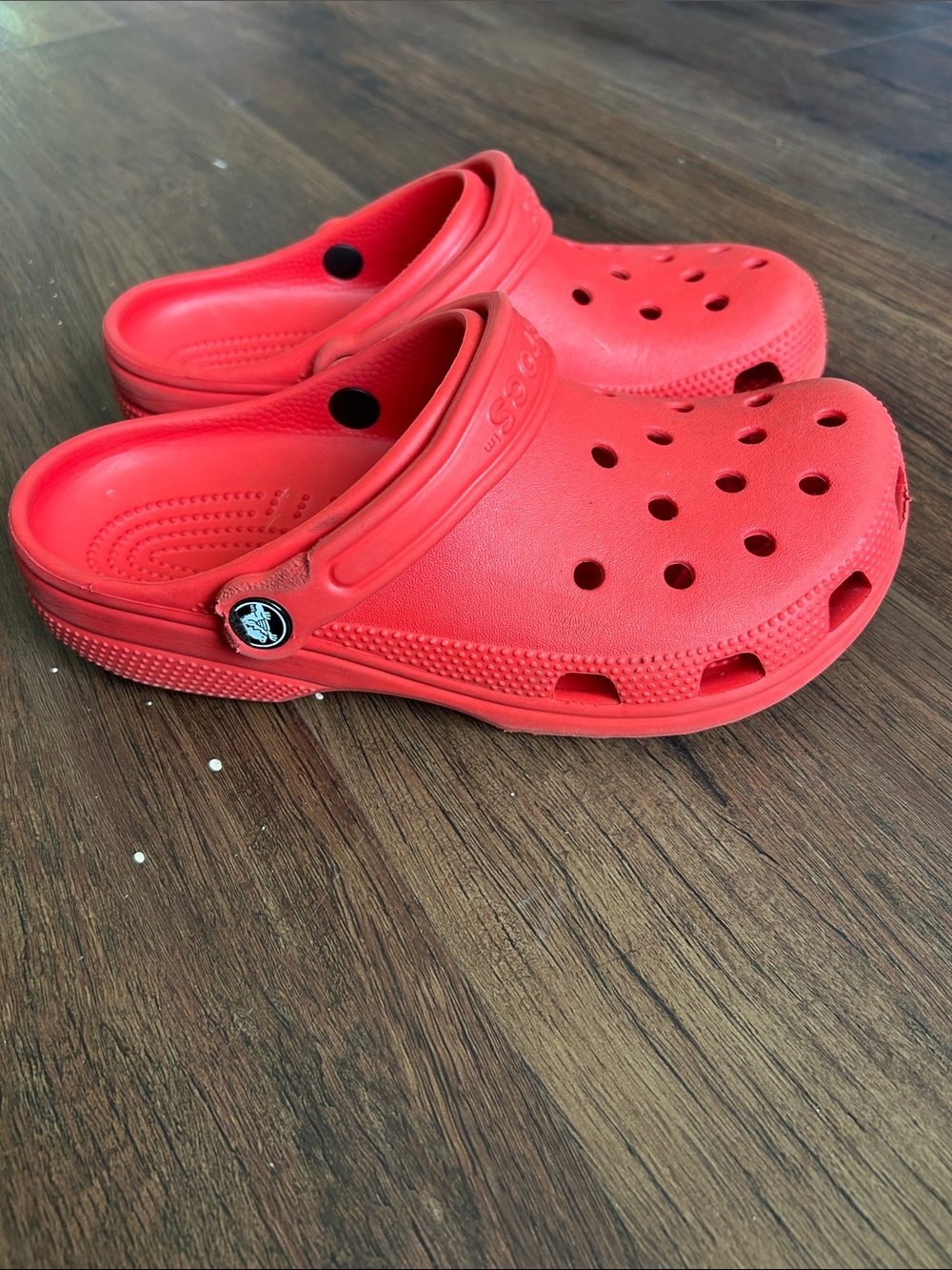 CROCS Kids Classic Clog in Bright Red, size 5y/7 women